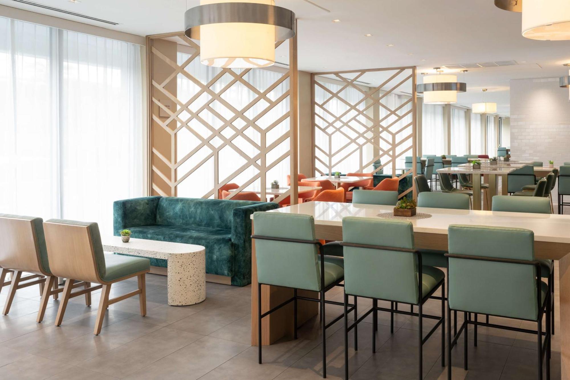 Doubletree By Hilton Miami North I-95 Hotel 4*